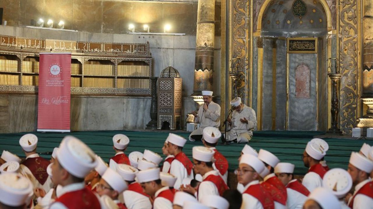 Ayasofya'da 15 Temmuz şehitleri için 253 hafızla hatim yapıldı