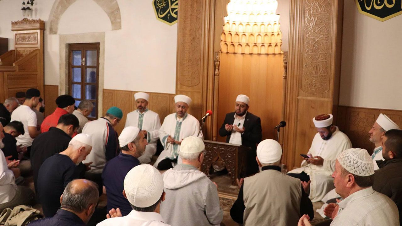 Tarihi Meydan Camii'nde hatimli sabah namazı geleneği sürüyor