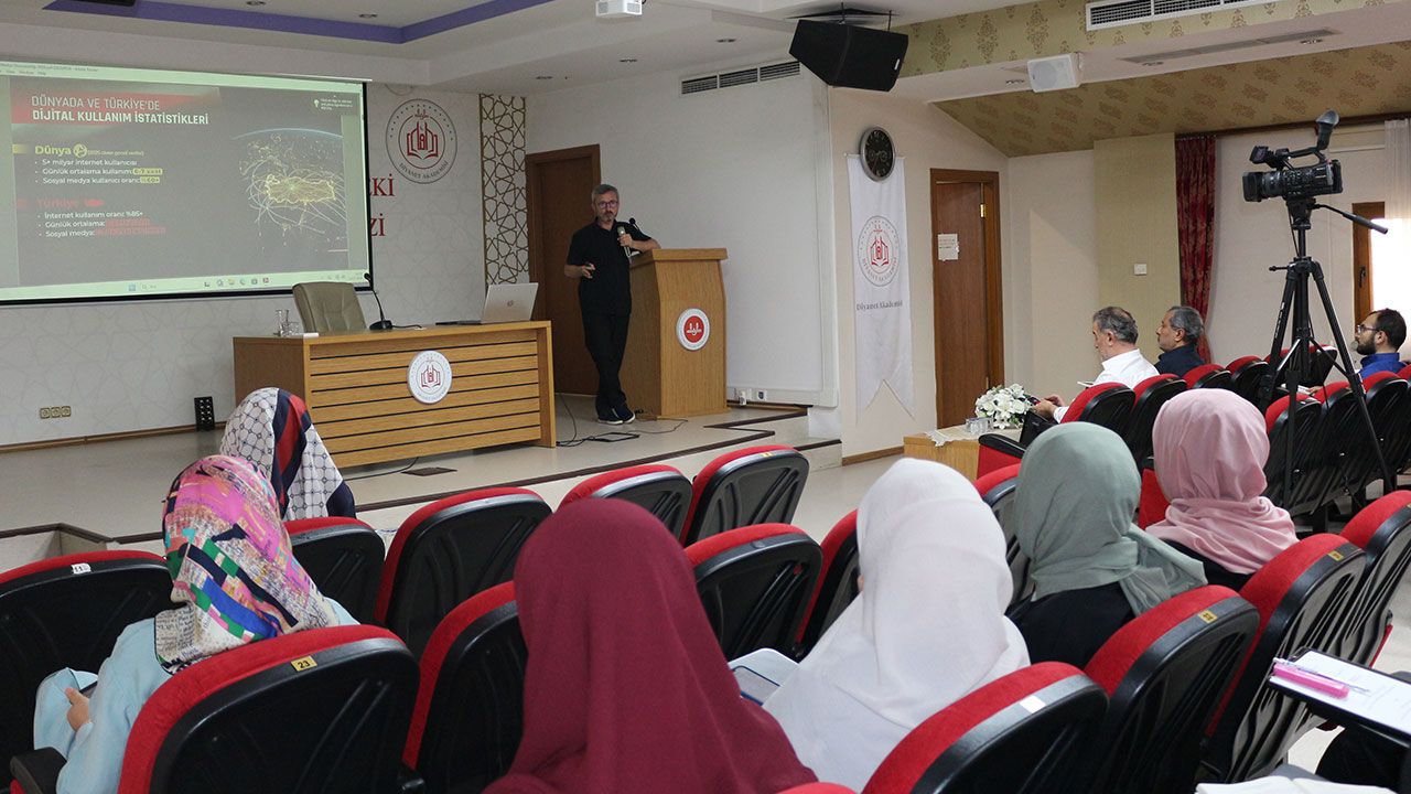 Elzerey, dijital medya okuryazarlığına dikkat çekti
