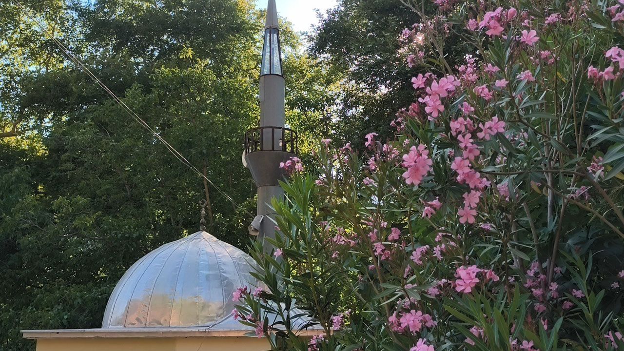 Dünyanın en küçük camisi ziyaretçilerini ağırlıyor