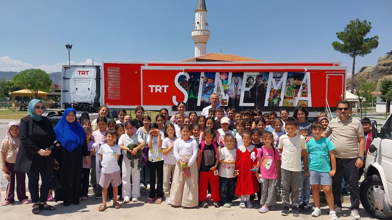 TRT Sinema Tırı, Osmancık'ta çocuklarla buluştu