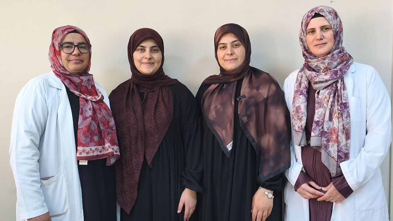 Bozyazı'daki kardeşler üniversite eğitimiyle birlikte hafız oldular