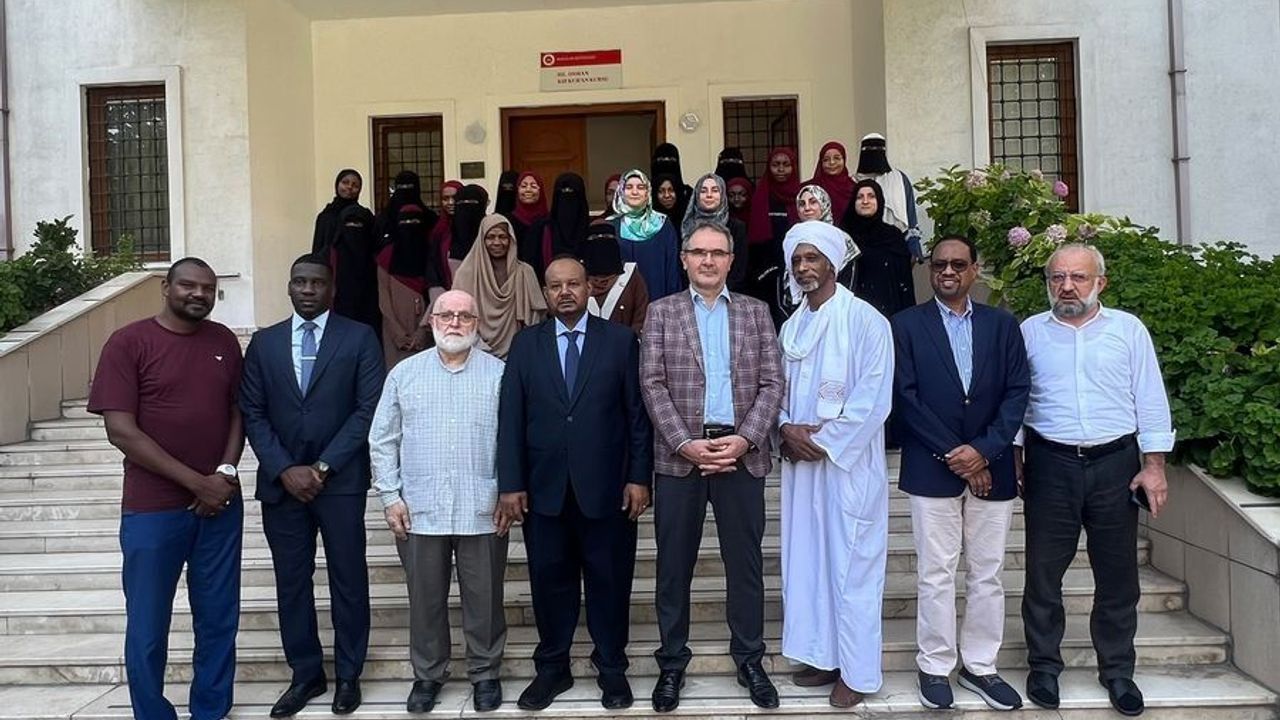 Sudan İstanbul Başkonsolosu Dirar öğrencileri ziyaret etti