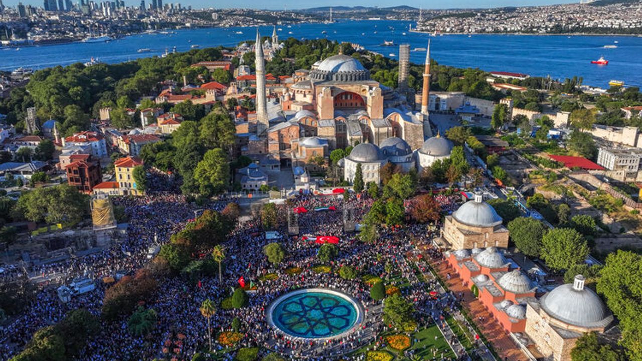 Arpaguş: Ayasofya'da yankılanan ezan İslam toplumları için diriliş muştulamaktadır