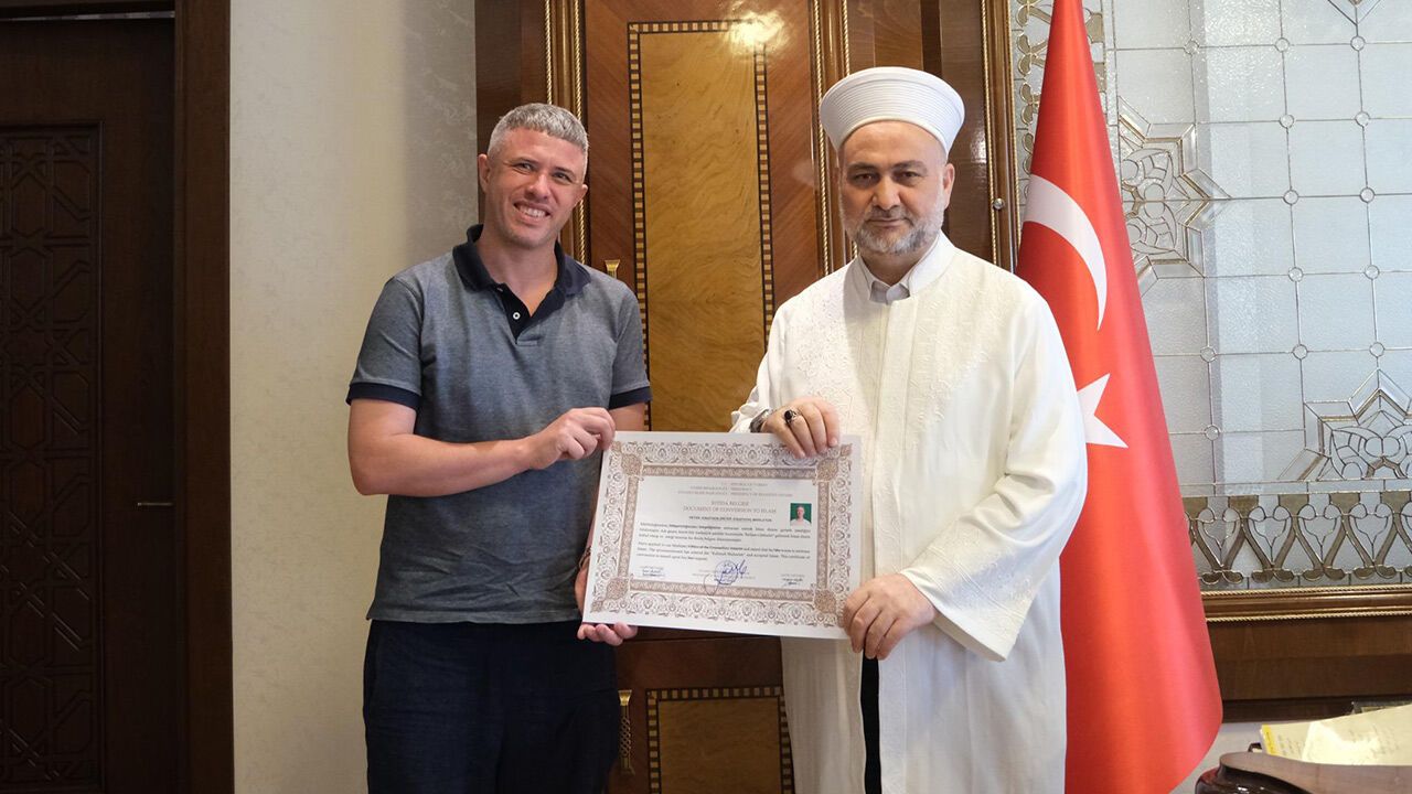 İngiliz vatandaşı Peter Jonathon Adana'da Müslüman oldu