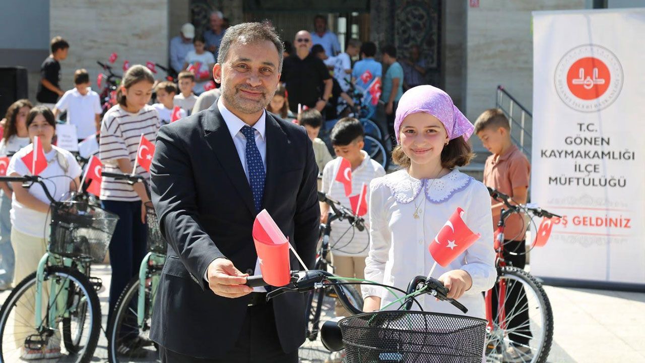 Gönen'de 70 öğrenciye bisiklet hediye edildi