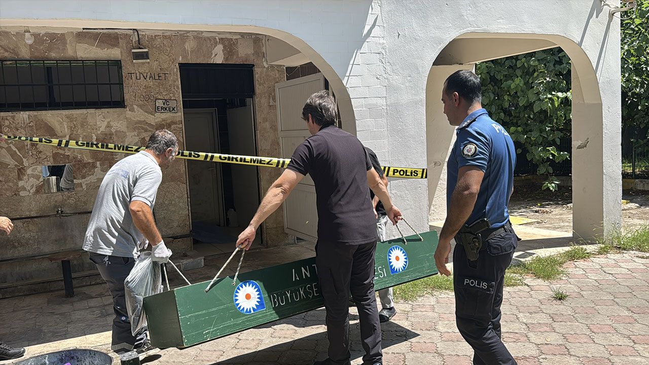Antalya'da bir kişi cami tuvaletinde ölü bulundu