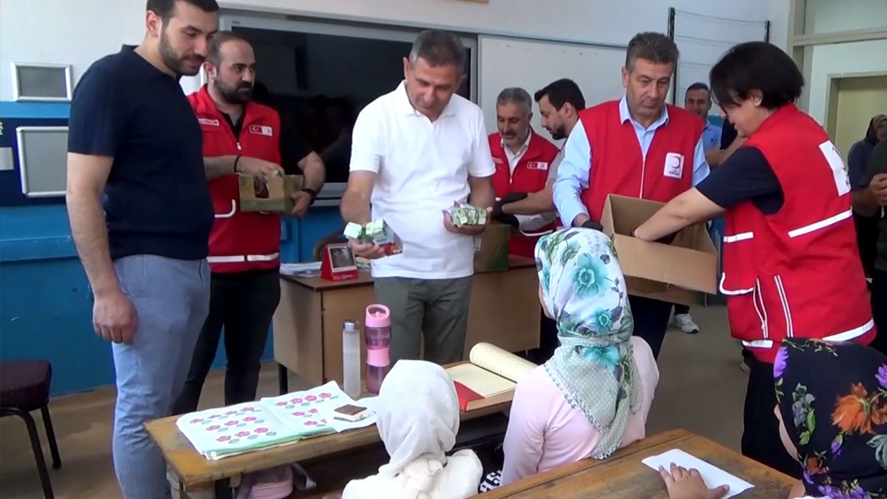 Muş'ta Kızılay ekipleri yaz Kur'an kursu öğrencilerine ikramlarda bulundu