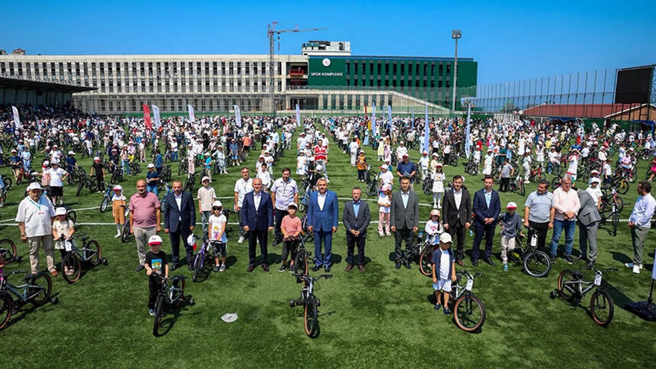 Rize’de 1.053 Öğrenci Bisikletle Ödüllendirildi