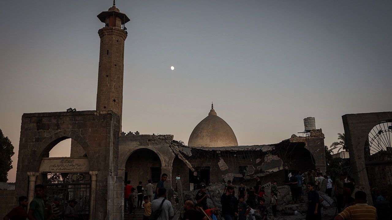 Filistinli gönüllüler, bombalanan Ebu Selim Camii’nin kalıntılarını korumaya aldı