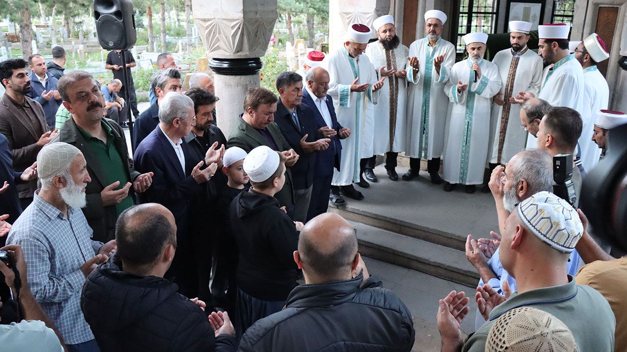 Erzincan'ın manevi şahsiyetlerinden Terzibaba dualarla anıldı