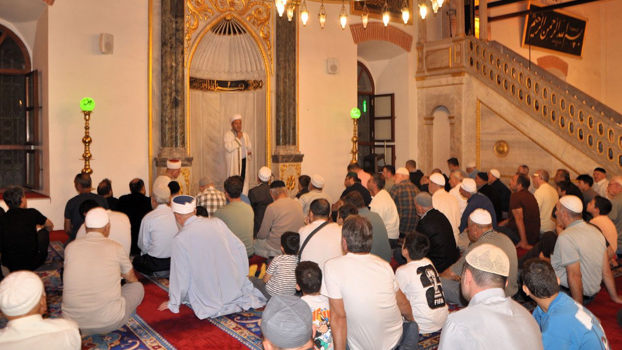 Balıkesir’de aileler sabah namazında buluştu