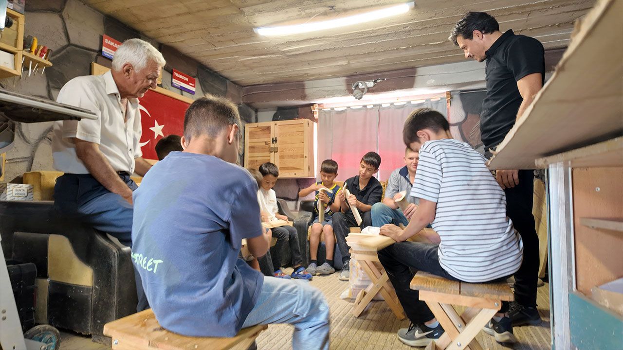 Bursa'da imamın marangozluk atölyesi çocuklara beceri, mahalleye hizmet kazandırıyor