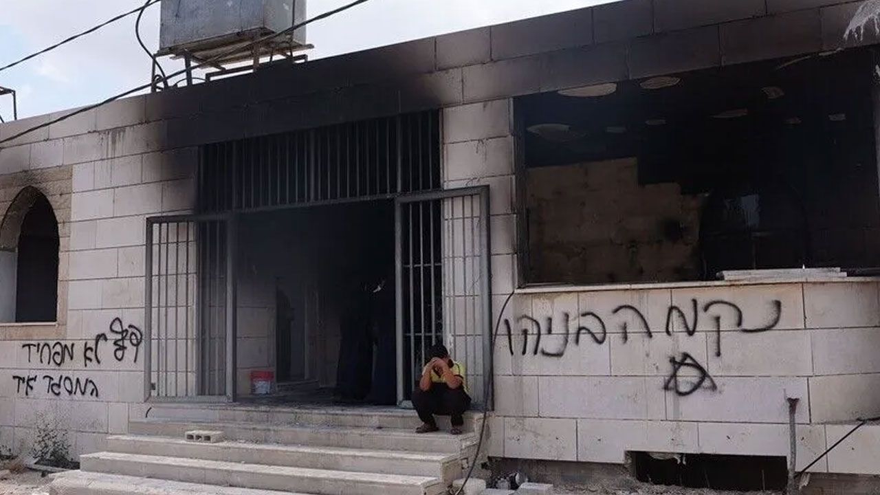 İşgalciler, Batı Şeria’da bir camiyi yakmaya çalıştı