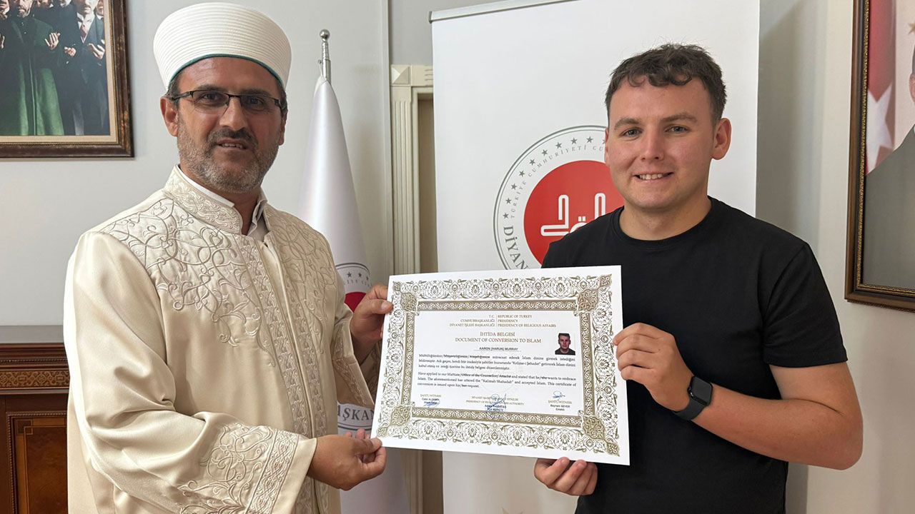 Din kardeşliğinden etkilendi, Müslüman oldu