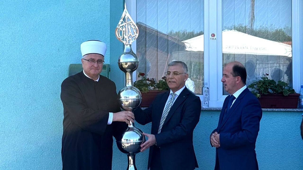 Hırvatistan Maljevac Camii’nin Minaresine Alem Takıldı