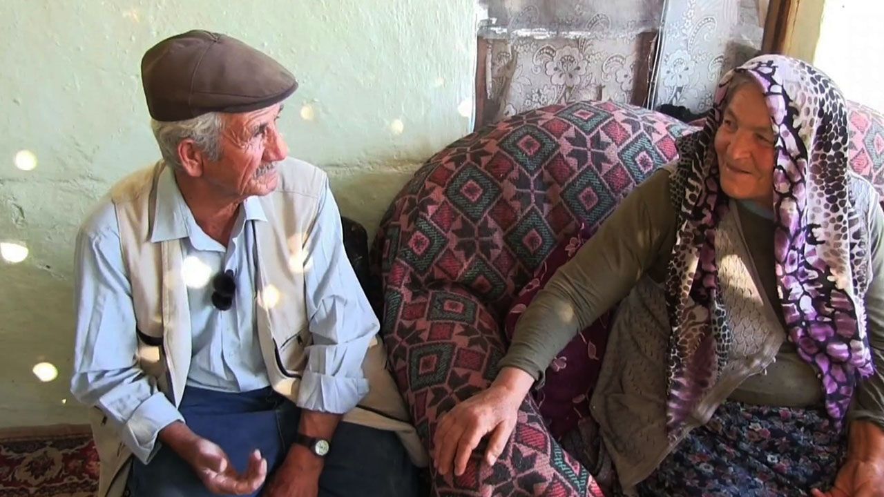 Hayırseverlerin desteğiyle 53 yıl sonra eşinin sesini ilk kez duydu