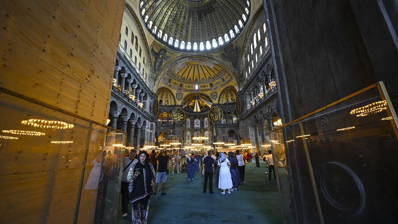 86 yıl sonra yeniden ibadete açılan Ayasofya'nın hikayesi ilahiye taşındı