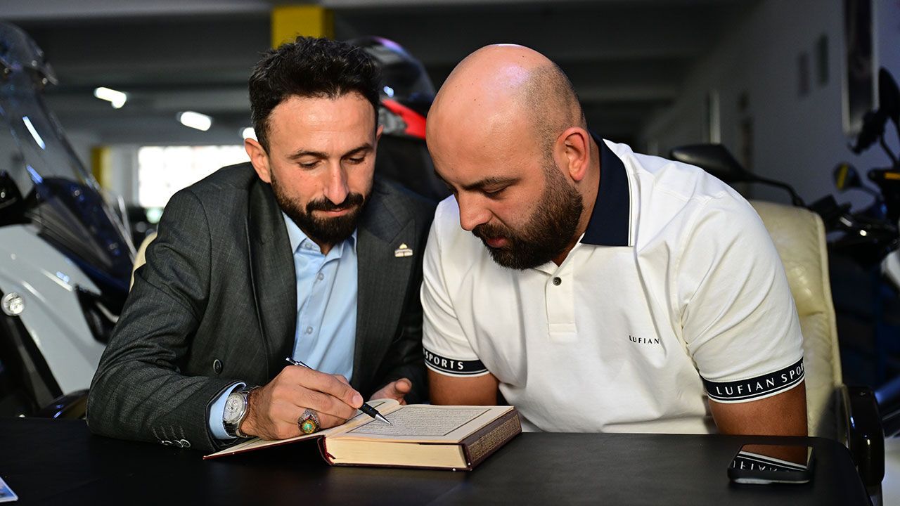 "Esnafım Elimde Kur'an'ım" projesiyle esnaf iş yerinde Kur'an-ı Kerim okumayı öğreniyor