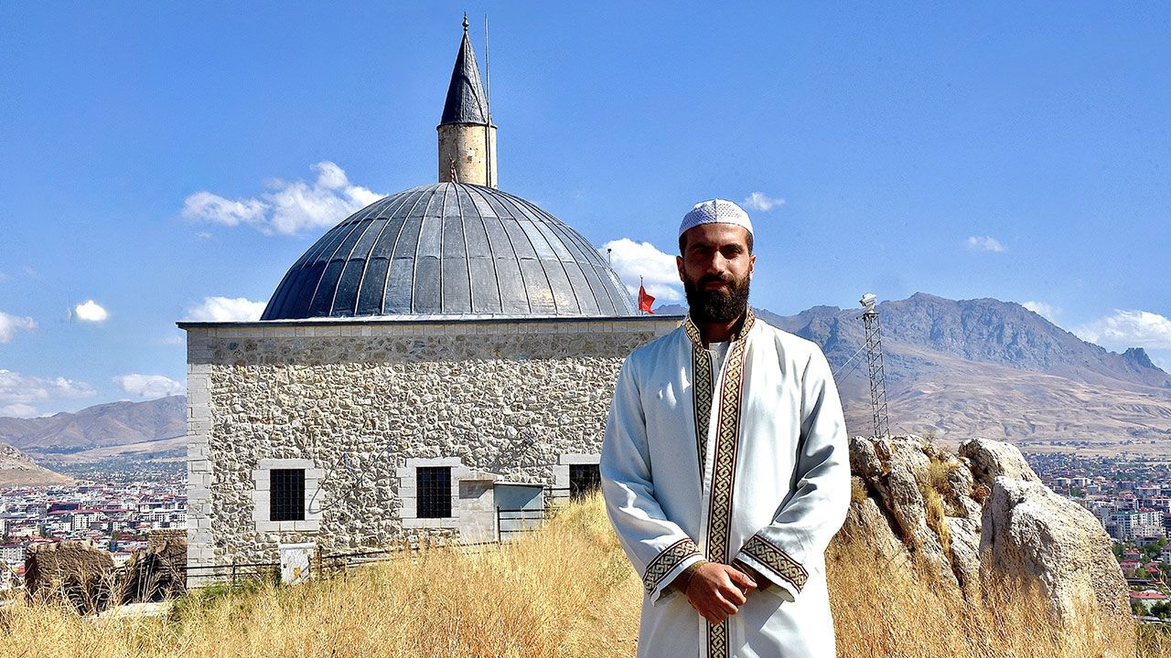 Van Kalesi'nin zirvesindeki camiden ezan sesini duyurmak için her gün binlerce adım atıyor